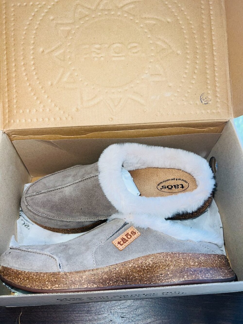 Women's Taos Future size 9 Dark Taupe Suede NWT